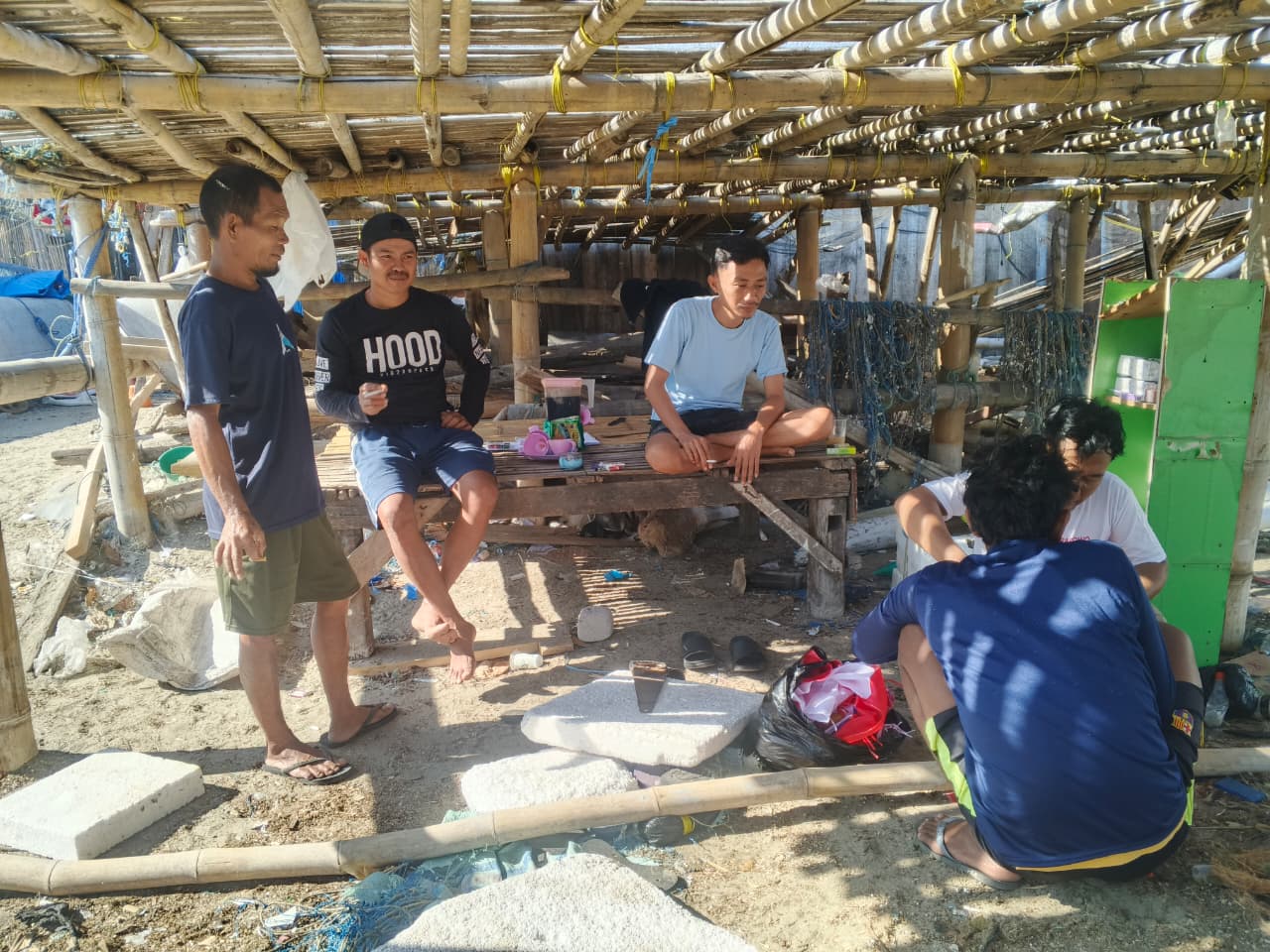 Semangat Gotong Royong Menyambut HUT RI Ke-81, Panitia Lomba Perahu Biring Kassi Percantik Arena Perlombaan dengan Umbul-Umbul Merah Putih